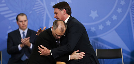 Jair Bolsonaro (r.) umarmt seinen Kandidaten André Mendonça (Bra