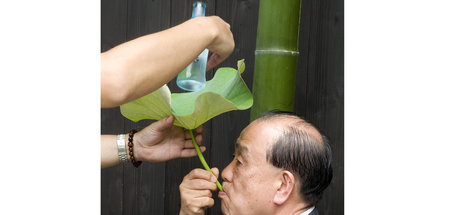 Geht auch: Sake trinken durch den Stiel eines Lotusblattes