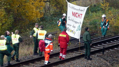 Robin-Wood-Aktivisten seilen sich über der Bahnstrecke ab Robin-Wood-Aktivisten seilen sich über der Bahnstrecke ab