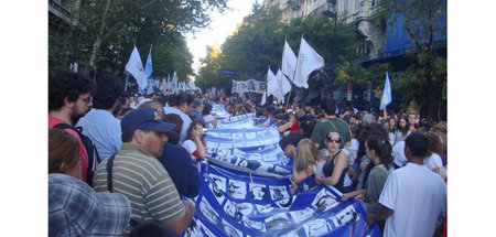 Demonstrierende mit den Namen von Opfern der argentinischen Mili...
