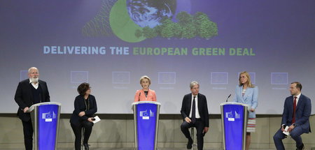 Ursula von der Leyen (3. v. l.), EU-Kommissionspräsidentin, und ...