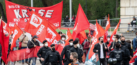 Mitglieder und Anhänger der DKP bei der Maikundgebung des DGB in...