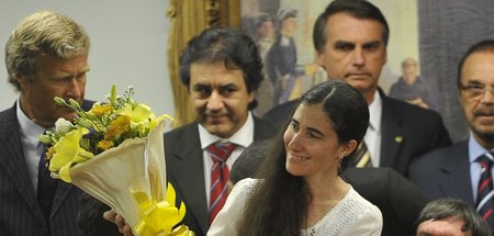 Yoani Sánchez beim Besuch im Parlament Brasiliens 2013. Im Hinte
