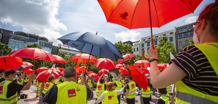 Mit Schirm und Scheu. Ein Streik ist kein Sonntagsspaziergang, w...