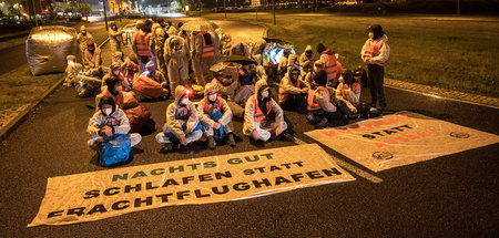 Blockade der Zufahrt am Flughafen Leipzig/Halle in der Nacht zum...