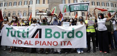 Protestaktion von Beschäftigten gegen Zerschlagung von Alitalia ...