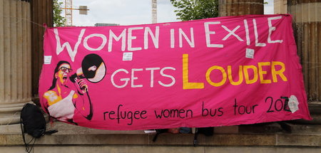 Banner der Kampagne »Women in Exile« am Mittwoch in Potsdam