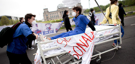 »Wir retten Menschen, wer rettet uns?« Protest der Krankenhausbe...