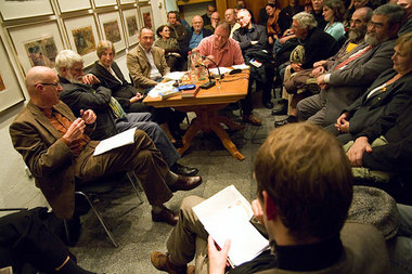 Diskussion über den abwesenden Herrn H. im Hause Brecht: Georg F...
