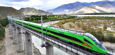 Hochgeschwindigkeitszug auf der Eisenbahnstrecke Lhasa-Nyingchi ...