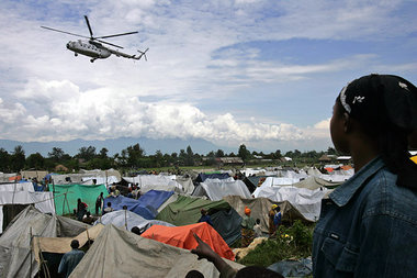 Ein UN-Helikopter über einem Flüchtlingslager in Ostkongo