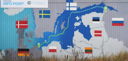 Schild mit der Aufschrift »Info Point Nord Stream 2 Committed Re...