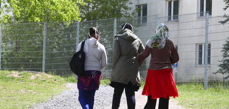 Frauen auf dem Gelände der Erstaufnahmeeinrichtung des Landes Th... Frauen auf dem Gelände der Erstaufnahmeeinrichtung des Landes Th...