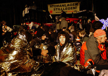Sonnabend am Eingang des Atomzwischenlagers Gorleben: Die Blocka...