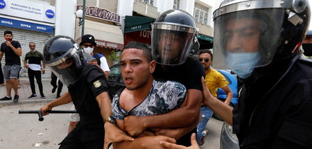 Polizeieinsatz gegen die Proteste in Tunis (25.7.2021)