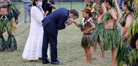 Handkuss geht, Entschuldigung nicht: Präsident Macron auf Hiva O...