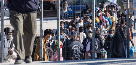 Flüchtlinge im provisorischen Lager Moria 2 auf der griechischen...