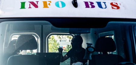 Beratungsgespräch im Infobus von Amnesty International und Münch...