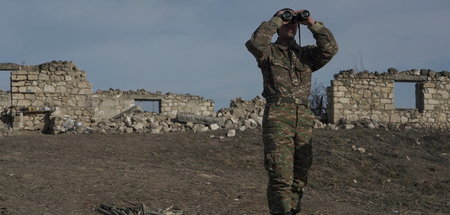 Angespannte Lage: Armenischer Soldat beobachtet die Situation na