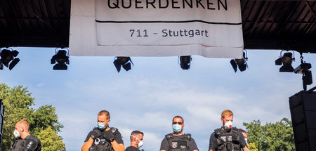 Keine Bühne geben: Polizisten überwachen Auflösung einer »Querde
