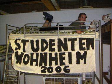 »Kein Geld mehr für ein Studiheim, wir ziehen bei Ikea ein« – Pr...
