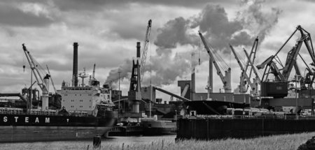 Die Fabrik in IJmuiden belastet die Gesundheit der Einwohner (24...