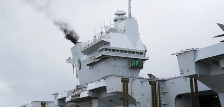 Der Flugzeugträger »HMS Queen Elizabeth« vor dem Auslaufen in de...