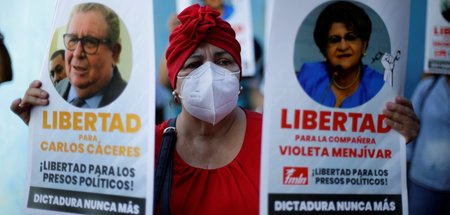 Anhängerin der FMLN fordert in San Salvador ein Ende der Repress...