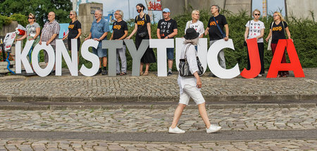 Demonstrierende verteidigen die polnische »Konstytucja« gegen An...