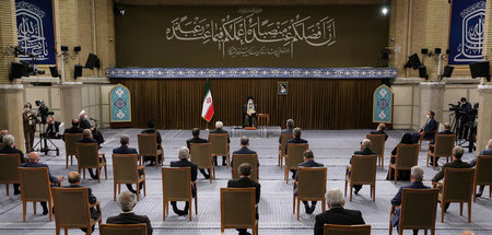 Unterredung in Teheran: Der oberste Führer Ali Khamenei (M. hint...