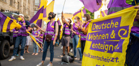 Unterstützer der Initiative »Deutsche Wohnen und Co. enteignen« ...