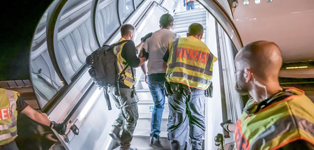 Abschiebung_nach_Afg_70454004.jpg