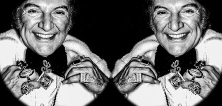 Finger des Wohlstands – Liberace schmückt sich mit Errungenschaf... Finger des Wohlstands – Liberace schmückt sich mit Errungenschaf...