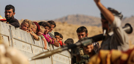 Jesidinnen und Jesiden fliehen am 13. August 2014 vor dem Angrif...