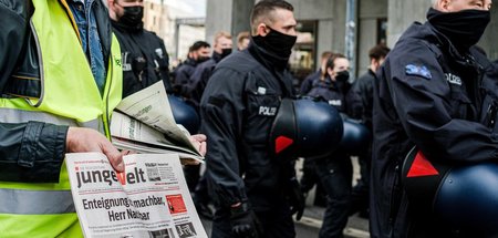 Verteilaktion bei der Mietenwahnsinn-Demonstration (Mai 2021)