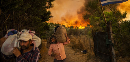 Retten, was zu retten ist: Vor dem Feuer flüchtende Menschen in ... Retten, was zu retten ist: Vor dem Feuer flüchtende Menschen in ...