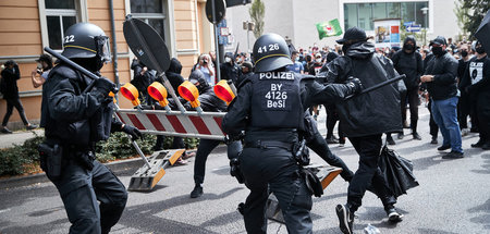 Knüppel frei: Beamte hindern Nazigegner am Sonnabend in Weimar d... Knüppel frei: Beamte hindern Nazigegner am Sonnabend in Weimar d...