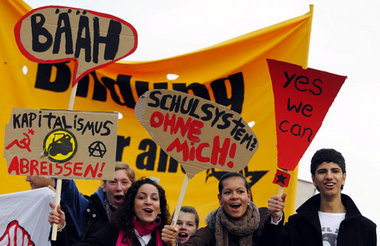 Gute Stimmung und antikapitalistische Parolen beim Schulstreik i... Gute Stimmung und antikapitalistische Parolen beim Schulstreik i...