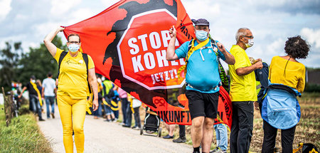 Tausende Menschen demonstrierten am Wochenende im Rheinland gege...