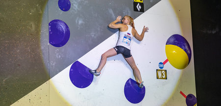 Die slowenische Kletterolympiasiegerin Janja Garnbret meistert d... Die slowenische Kletterolympiasiegerin Janja Garnbret meistert d...