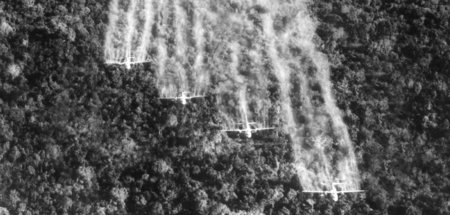Zerstörungswerk. Vier US-amerikanische Flugzeuge vom Typ »C 123«...