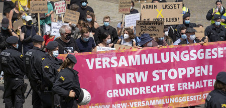 Mehr als 8.000 Menschen demonstrierten Ende Juni in Düsseldorf g... Mehr als 8.000 Menschen demonstrierten Ende Juni in Düsseldorf g...