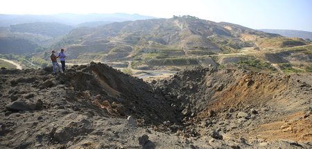 Krater im Gebiet von Al-Aischija im Süden Libanons nach einem is... Krater im Gebiet von Al-Aischija im Süden Libanons nach einem is...