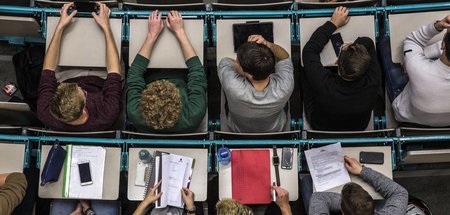 Erstarkende extrem rechte Gruppierungen machen auch vor deutsche... Erstarkende extrem rechte Gruppierungen machen auch vor deutsche...