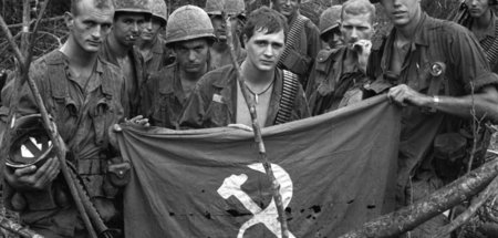 US-Soldaten brüsten sich am 19. Januar 1967 mit der Fahne ihrer ... US-Soldaten brüsten sich am 19. Januar 1967 mit der Fahne ihrer ...