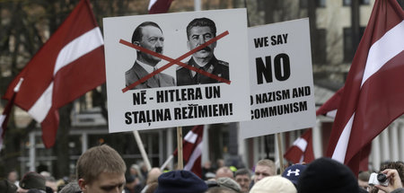 Krudes Geschichtsverständnis: Rechte Demonstranten in der lettis... Krudes Geschichtsverständnis: Rechte Demonstranten in der lettis...