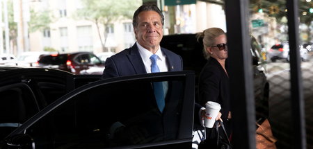 Auf dem Weg zu seinem Hubschrauber: Andrew Cuomo am Dienstag in