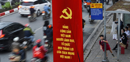 Mit der Kommunistischen Partei in die Zukunft. Begrüßungsbanner ...