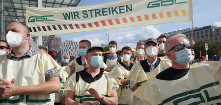 Streikende GDL-Mitglieder am Mittwoch vor dem Berliner Ostbahnho... Streikende GDL-Mitglieder am Mittwoch vor dem Berliner Ostbahnho...