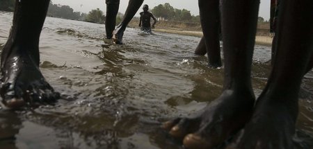 Jugendliche vergnügen sich beim Schwimmen in einem See nahe Nasa... Jugendliche vergnügen sich beim Schwimmen in einem See nahe Nasa...